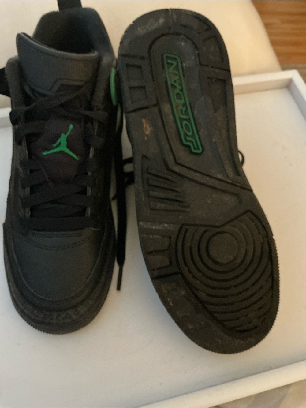 JORDANS Kids Black Sneakers with Green Jumpman Accent 4 1/2Y - Picture 4 of 6